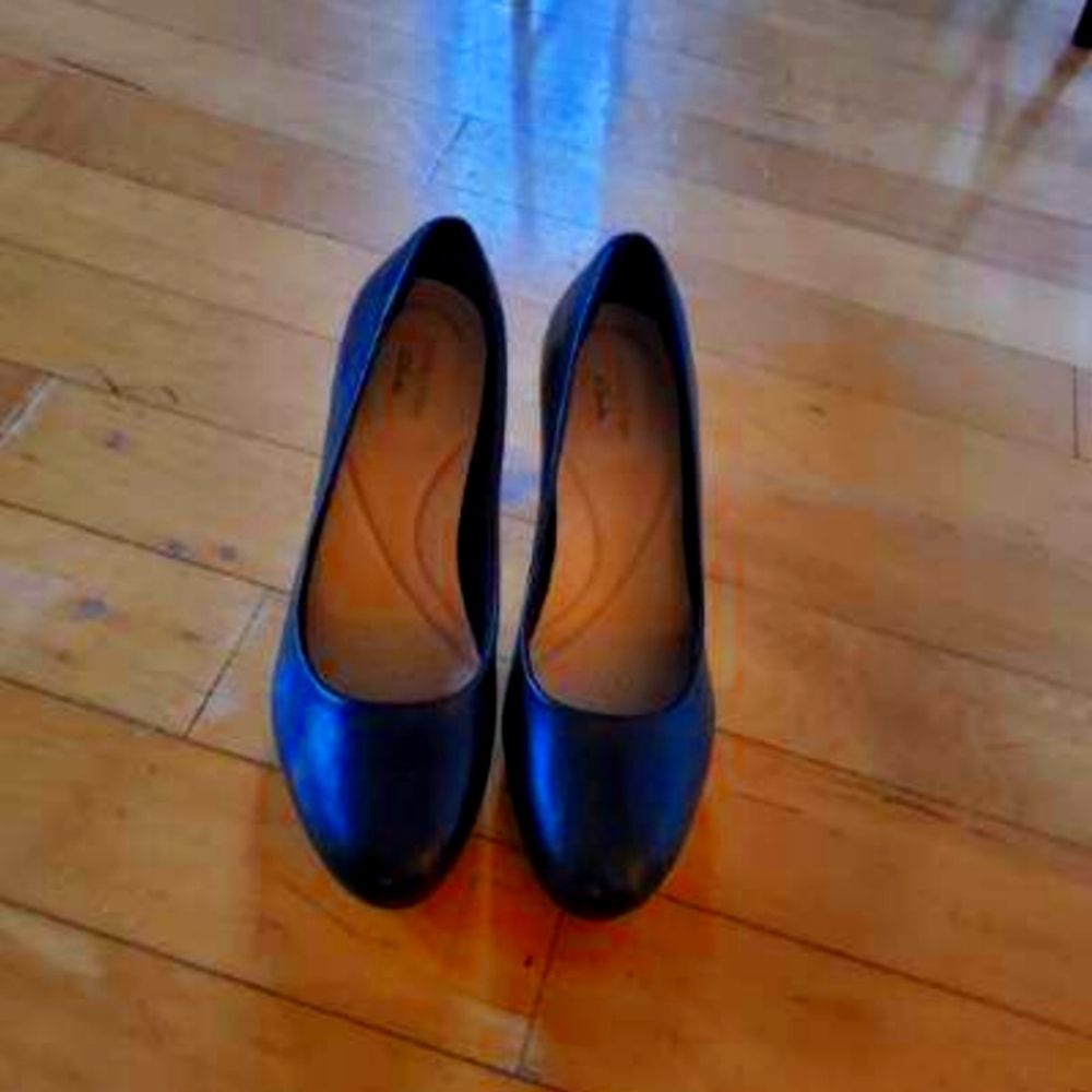 Black pumps